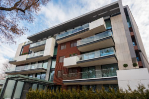 Neubau-Mehrfamilienhaus mit moderner Architektur und Balkonen