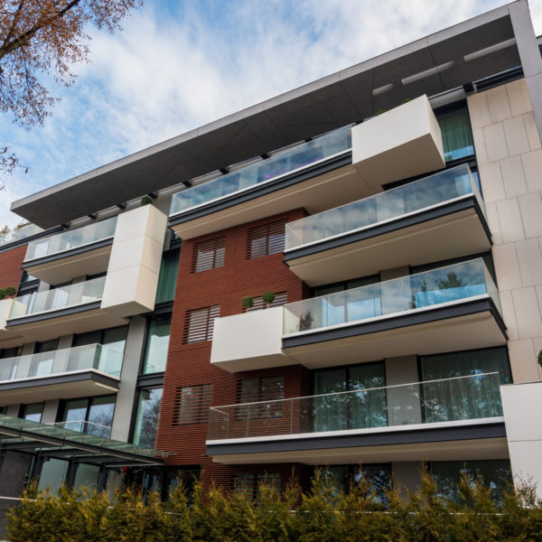 Neubau-Mehrfamilienhaus mit moderner Architektur und Balkonen