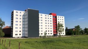 Wohnhaus mit farblich abgesetzten Fassadenflächen