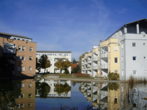 Neubau-Wohnanlage direkt an einem Wasserbecken