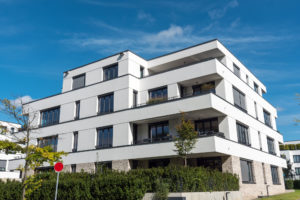 Neubau-Mehrfamilienhaus mit klarer Architektur