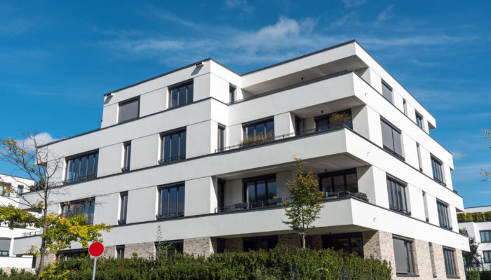 Neubau-Mehrfamilienhaus mit klarer Architektur