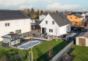 Mehrere Neubau-Einfamilienhäuser in moderner Siedlung