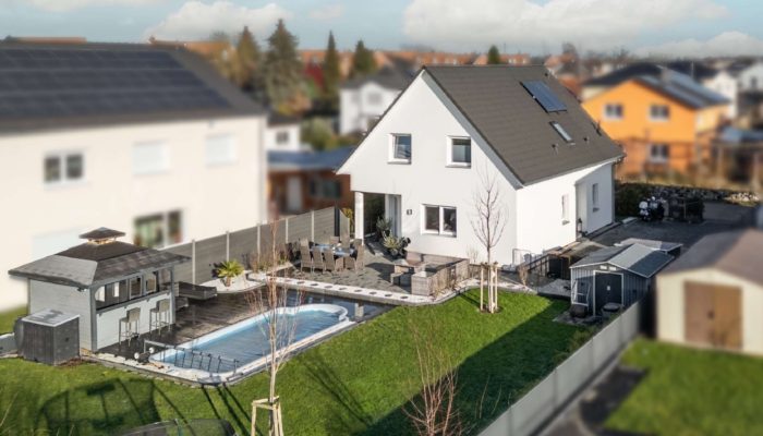 Mehrere Neubau-Einfamilienhäuser in moderner Siedlung
