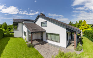 Neubau-Bungalow mit Carport und Garten