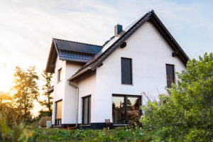 Modernes Einfamilienhaus mit Einfahrt und Garten