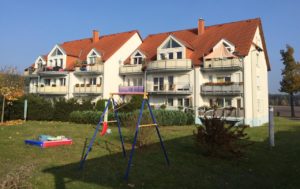 Mehrfamilienhäuser mit Spielplatz in der Mitte