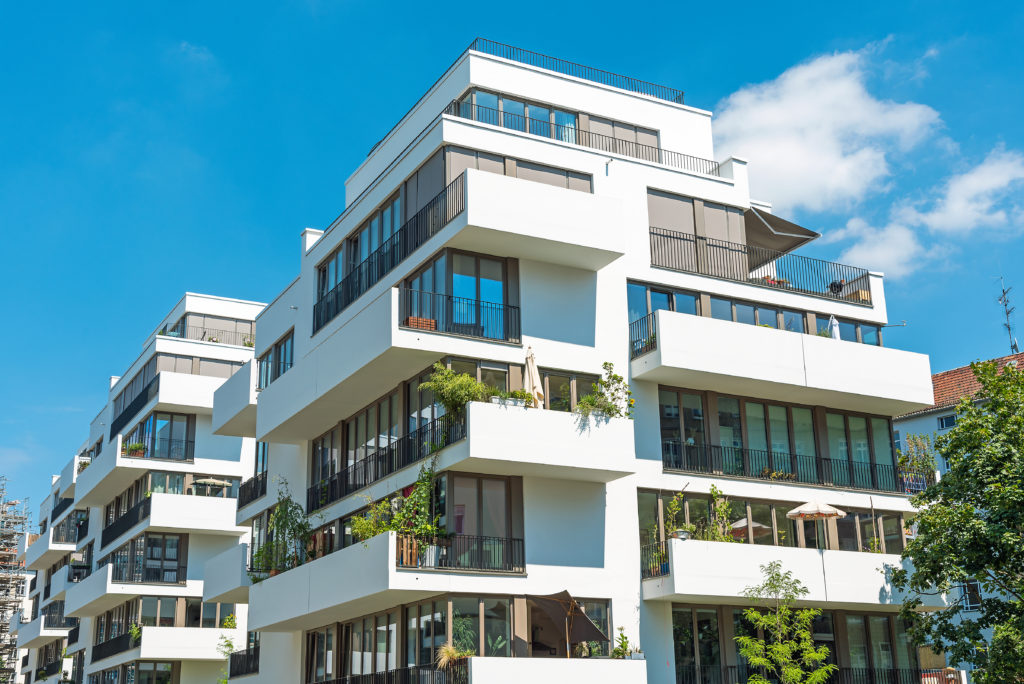 Energieeffizientes Mehrfamilienhaus mit Gartenanlagen