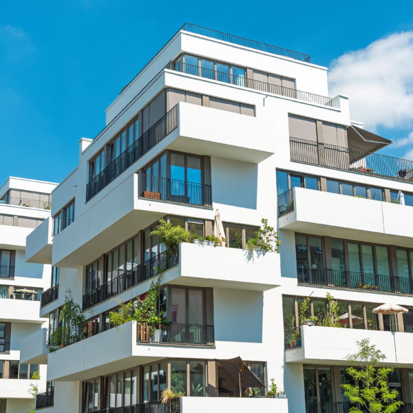 Energieeffizientes Mehrfamilienhaus mit Gartenanlagen