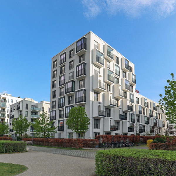 Neubau-Wohngebäude mit modernen Balkonen in sonniger Lage