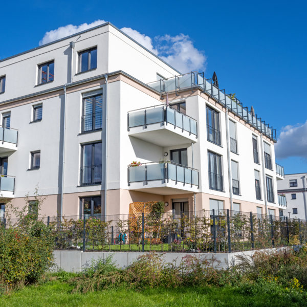 Neubau-Mehrfamilienhaus mit modernen Balkonen und Terrassen