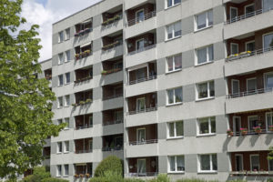 Mehrfamilienhaus mit durchgehenden Balkonen in Wohnanlage