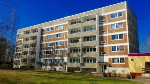 Mehrfamilienhaus mit Balkonen und gepflegtem Vorgarten