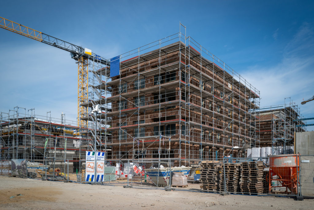 Wohngebäude im Rohbau mit Baugerüst – Neubau-Kapitalanlage