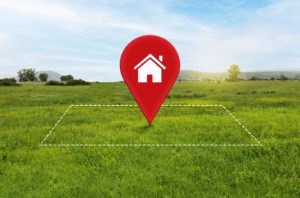 Grundstück mit Standortmarkierung für Neubau-Kapitalanlage