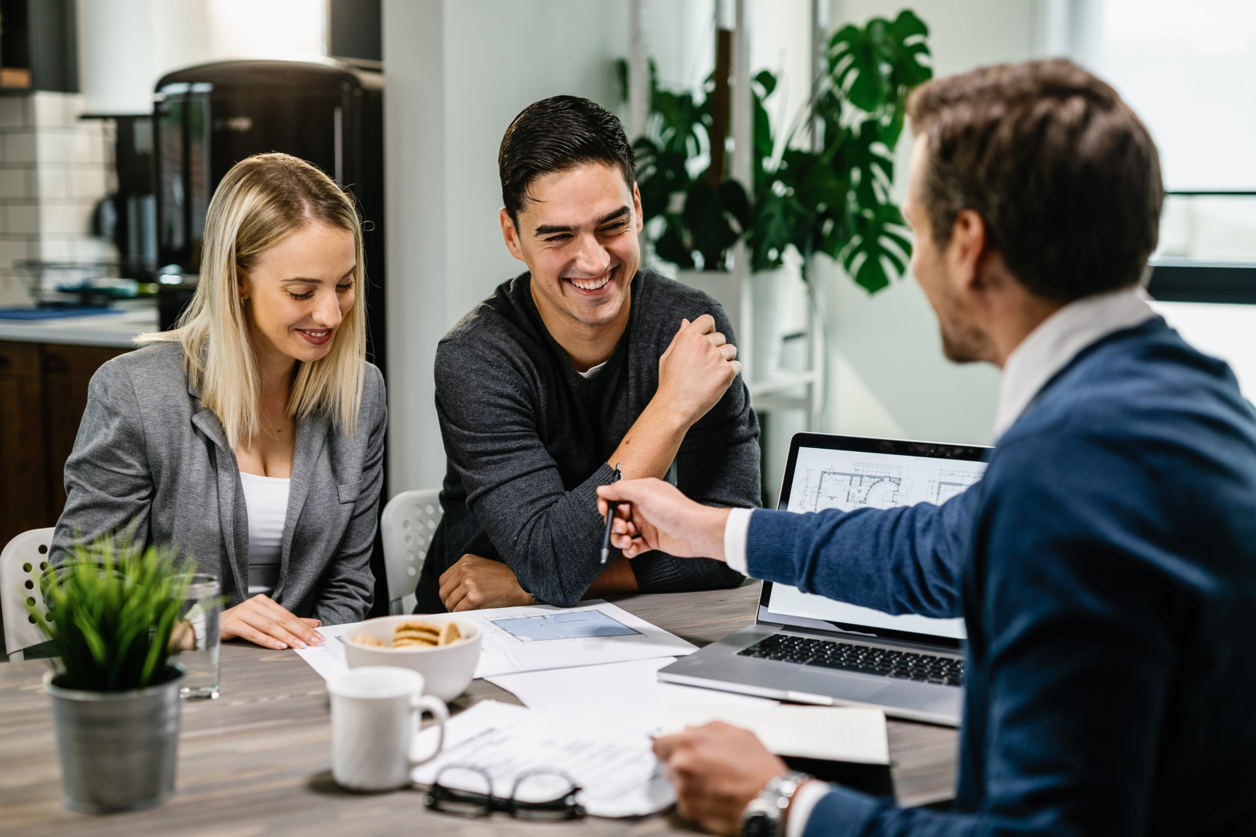 Kapitalanlageberatung im modernen Büro – Finanzplanung für Immobilieninvestition