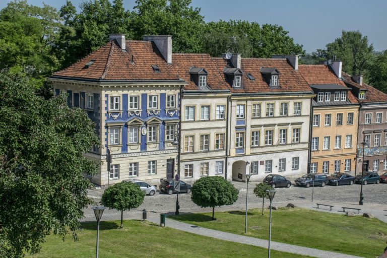 Denkmalgeschütztes Stadthaus mit farbenprächtiger Fassade in zentraler Lage